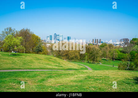 LONDON, UK - 9. April 2017: Anzeigen der modernen Wolkenkratzer von Canary Wharf, finanzielle das Viertel von London, gesehen vom Greenwich Hügel. Stockfoto