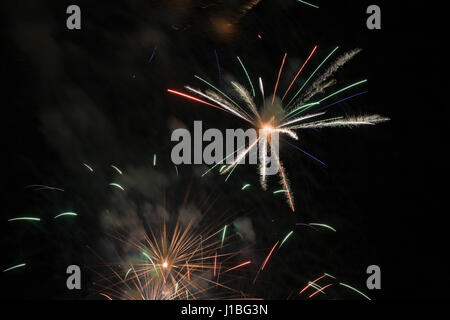 Gold, Rot, Blau, Weiß und Grün Feuerwerk in den Nachthimmel, La Ronde, Montreal, Quebec, Kanada Stockfoto