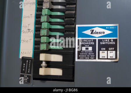 SPRINGFIELD, OR - 8. Dezember 2016: Zinsco elektrischen Schaltkasten in ein altes Haus vor einer großen Renovierung. Stockfoto