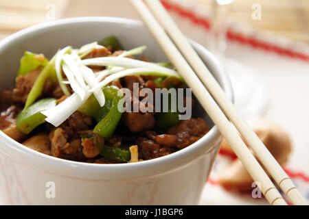 Würzige Paprika Hähnchen auf Reis Stockfoto