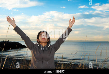 Ein Mädchen mit ihren Händen, Gebet und Anbetung Stockfoto