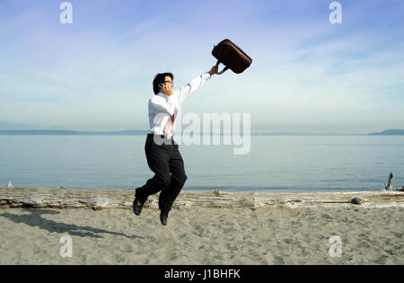 Ein Geschäftsmann springen und reden über das Handy Stockfoto