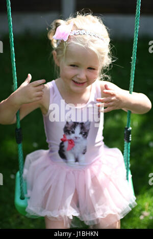 Blonde Kind tutu Schwingen schwingen garten sommer, Kindheit Konzept, Freiheit, unbeschwerte, glückliche Zeiten, Zeit ihres Lebens, Freude Konzept, glücklich Stockfoto