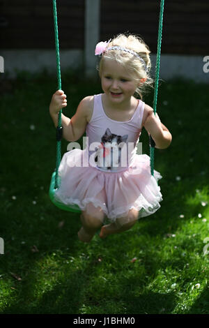 Blonde Kind tutu Schwingen schwingen garten sommer, Kindheit Konzept, Freiheit, unbeschwerte, glückliche Zeiten, Zeit ihres Lebens, Freude Konzept, glücklich Stockfoto