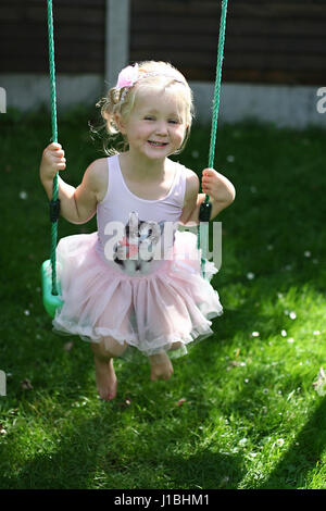 Blonde Kind tutu Schwingen schwingen garten sommer, Kindheit Konzept, Freiheit, unbeschwerte, glückliche Zeiten, Zeit ihres Lebens, Freude Konzept, glücklich Stockfoto