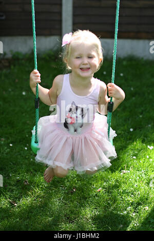 Blonde Kind tutu Schwingen schwingen garten sommer, Kindheit Konzept, Freiheit, unbeschwerte, glückliche Zeiten, Zeit ihres Lebens, Freude Konzept, glücklich Stockfoto