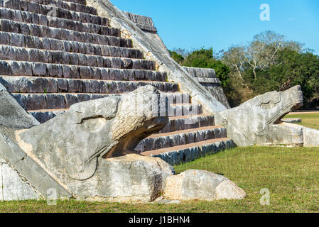 Große Schlange Köpfe am Fuße des El Castillo, die Pyramide in Chichen Itza in Mexiko Stockfoto