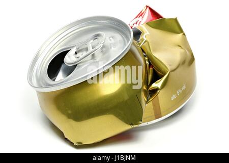 zerkleinerte Getränkedose isolierten auf weißen Hintergrund Stockfoto