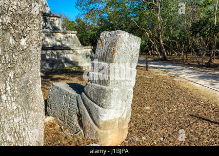 Blick auf die Ruinen der einst großen Maya-Stadt Chichen Itza in Mexiko Stockfoto