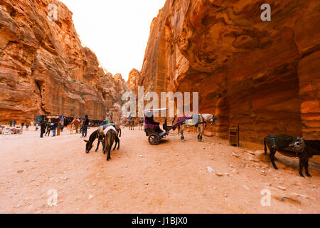 Petra, Jordanien - 16. März 2017: Ansichten der Lost City Petra in der jordanischen Wüste, eines der sieben Weltwunder. Stockfoto