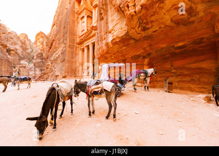 Petra, Jordanien - 16. März 2017: Ansichten der Lost City Petra in der jordanischen Wüste, eines der sieben Weltwunder. Stockfoto