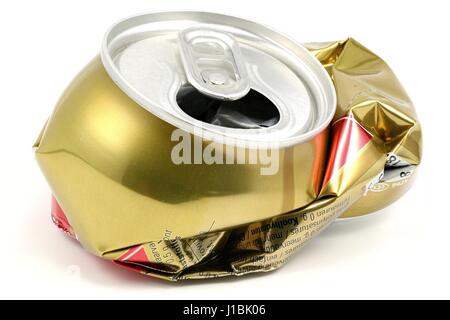 zerkleinerte Getränkedose isolierten auf weißen Hintergrund Stockfoto