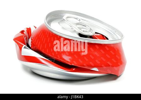 zerkleinerte Getränkedose isolierten auf weißen Hintergrund Stockfoto