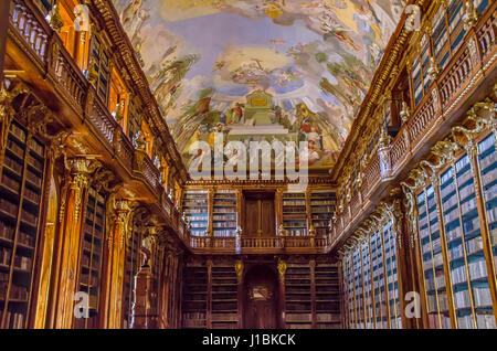 Das Kloster Strahov ist es ein aktiver Ort der Wallfahrt, ein wertvolles Museum und eine berühmte Bibliothek hält unglaublich viele seltene Bände. Stockfoto