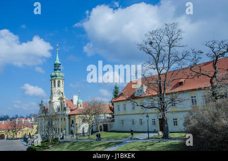 Loreta Kloster hat sehr schöne Sammlung von Sehenswürdigkeiten in der Nähe von Prager Burg. Der barocke Palast entstand im Auftrag der Familie Lobkowicz. Stockfoto