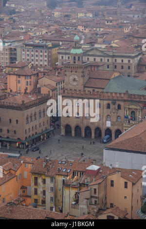 Blick auf das historische Zentrum von Bologna, mit der Piazza Maggiore in Bologna, Emilia-Romagna, Italien Stockfoto