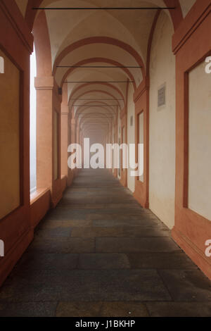 Der Portikus (überdachter Weg), das Santuario di Madonna di San Luca, in Bologna, Emilia-Romagna, Italien Stockfoto