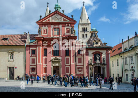 St.-Georgs Basilika ist das älteste erhaltene Kirchengebäude innerhalb von Prager Burg. Die Basilika entstand durch Vratislaus i. von Böhmen in 920. Stockfoto