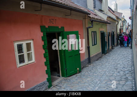 Goldenes Gässchen (Tschechisch: Zlatá Ulička) ist eine Straße in der Prager Burg entfernt. Es hat seinen Namen von den Goldschmieden, die im 17. Jahrhundert lebten. Stockfoto