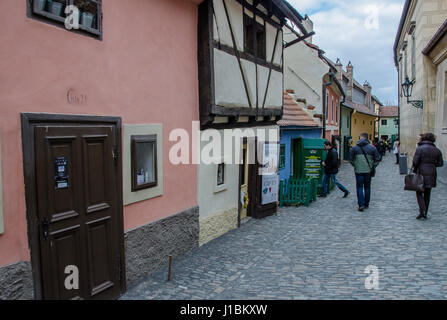 Goldenes Gässchen (Tschechisch: Zlatá Ulička) ist eine Straße in der Prager Burg entfernt. Es hat seinen Namen von den Goldschmieden, die im 17. Jahrhundert lebten. Stockfoto