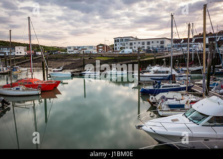 Boote im Hafen von Newhaven, East Sussesx, England bei Sonnenuntergang Stockfoto