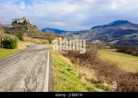 Das Dorf Bardi und seine Burg, Emilia-Romagna, Italien Stockfoto