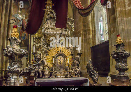 Pragerburg mit der Metropolitan Kathedrale des heiligen Veit, Wenzel und Adalbert und das Grab des Johannes von Nepomuk Stockfoto