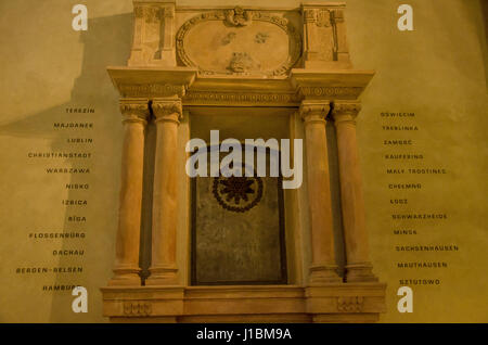 Die Statue von Franz Kafka ist eine Skulptur von Jaroslav Róna, auf Vězeňská Straße in Prag, basierend auf einer Szene in Kafkas Roman Amerika installiert. Stockfoto