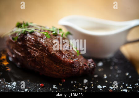 Den dicken Rand der inneren Rundung. Steak, gebraten, nicht über die Fasern, sondern entlang. Stockfoto