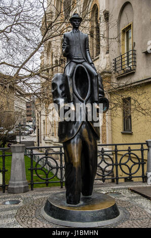 Die Statue von Franz Kafka ist eine Skulptur von Jaroslav Róna, auf Vězeňská Straße in Prag, basierend auf einer Szene in Kafkas Roman Amerika installiert. Stockfoto