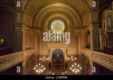 Die spanische Synagoge wurde im Jahre 1868 auf dem Gelände des ältesten Prager jüdischen Haus des Gebetes ("alte Synagoge") gebaut. Es wurde im maurischen Stil entworfen. Stockfoto