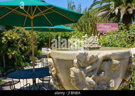 Terrasse Eingang Richard Longoria Wein Tasting & Vertrieb Hauptsitz Charme mit ihm blüht begrünten Innenhof mit Springbrunnen in Los Olivos, CA Stockfoto