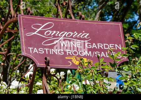 Zeichen empfängt seine Gäste Richard Longoria Wein Tasting & Vertrieb Hauptsitz mit blühenden Garten Patio mit Springbrunnen in Los Olivos, CA Stockfoto