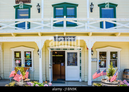 Alexander & Wayne Weinproben Zimmer Veranda und Eingang zum historischen viktorianischen Haus in Los Olivos, CA im Herzen von Santa Ynez Stockfoto