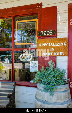 Los Olivos Tasting Room & Wine Shop Eingang fördert Verbrauchsmaterialien Kunst im Verkostungsraum in Los Olivos, CA im Herzen von Santa Ynez Valley Stockfoto