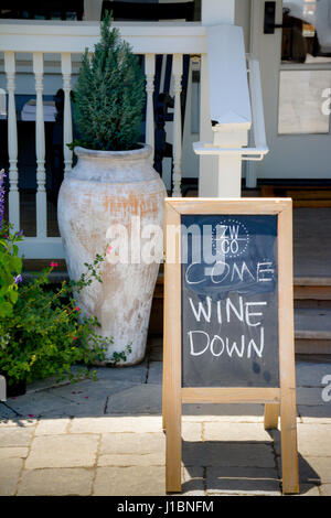 Eine humorvolle Zeichen "Wein Come Down" an die Zinke Weine Weinprobe Zimmer-Haus ist wunderschön gestaltet und landschaftlich in Los Olivos, CA Stockfoto