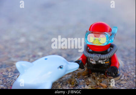 Paphos, Zypern - 9. Oktober 2016 Lego Taucher und Delphine im Meer. Geringe Schärfentiefe. Stockfoto