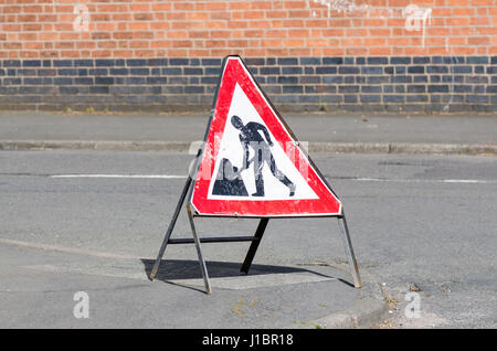 Tragbare Schild Warnung vor Baustellen zerschlagen Stockfoto