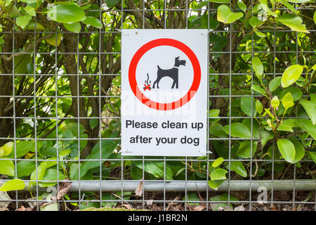 Schild mit der Aufschrift bitte Aufräumen nach Ihren Hund Stockfoto