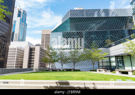 Ansicht der Seattle Public Library aus einem nahe gelegenen Dachterrasse Garten park Stockfoto