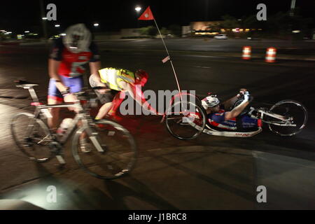 David Barrow hilft Steven Richardson, der Team Kampf zurück, eine Fahrt von Checkpoint 39 beim Race Across America Ultrmarathon Fahrrad Rennen beginnen. Das Rennen begann am 12. Juni in Oceanside, Kalifornien und endet in Annapolis, MD. Schlacht zurück ist ein Team von Verwundeten Krieger aus dem britischen Militär. Stockfoto