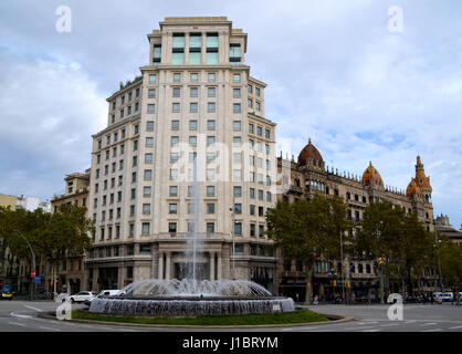 Blick auf einen Brunnen im Passeig de Gràcia Straße in Barcelona, Spanien Stockfoto