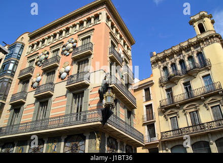 Blick auf die Fassade des Haus der Sonnenschirme und der chinesische Drache ausführlich die Ramblas von Barcelona, Spanien Stockfoto