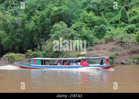 Nam Ou Fluss, Laos-Oktober 9, 2015: lokale Slowboats Segel der Fluss als wichtigsten Verkehrsmittel bedeutet Mangel an land Straßen. Touristen, die her Stockfoto