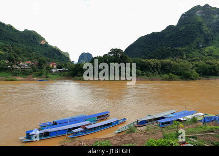 Nam Ou Fluss, Laos-Oktober 9, 2015: lokale Slowboats Segel der Fluss als wichtigsten Verkehrsmittel bedeutet Mangel an land Straßen. Ausflugsboote anlegen Stockfoto