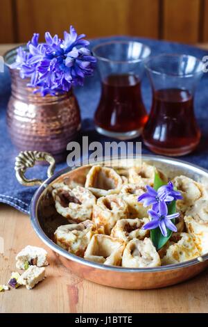 Türkische Pfannkuchen Akitma mit tahini Stockfoto