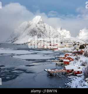 Das Dorf reine an der Moskenesøya im Archipel der Lofoten-Inseln, Norwegen mit der Gravdalsbukta teilweise gefroren. Stockfoto