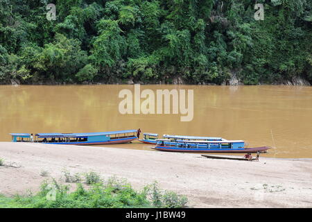 Nam Ou Fluss, Laos-Oktober 9, 2015: lokale Slowboats Segel der Fluss als wichtigsten Verkehrsmittel bedeutet Mangel an land Straßen. Touristischen Boote stra Stockfoto