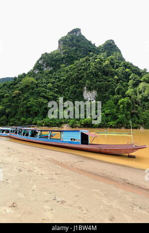 Nam Ou Fluss, Laos-Oktober 9, 2015: lokale Slowboats Segel der Fluss als wichtigsten Verkehrsmittel bedeutet Mangel an land Straßen. Touristischen Boote stra Stockfoto