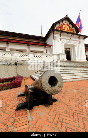 SE.facade-Haupteingang zur Haw Kham-Königspalast und dem Nationalmuseum erbaute AD.1904 in der Kolonialzeit für König Sisavang Vong gemischt Lao Motive Stockfoto